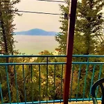 Ramo's Cozy Beachside Haven With Panoramic Views - 1st * Vlorë