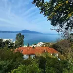 Ramo's Cozy Beachside Haven With Panoramic Views - 1st * Vlorë