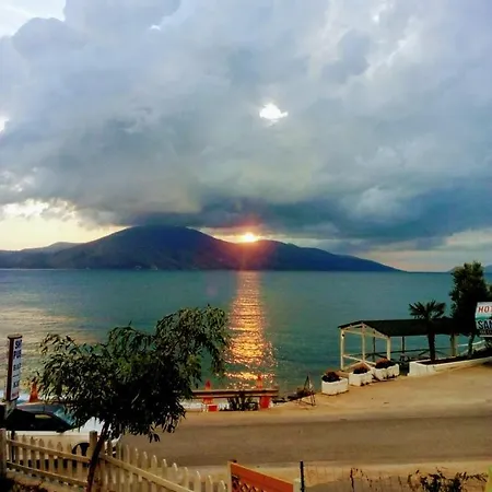 Ramo's Cozy Beachside Haven With Panoramic Views - 1st * Vlorë