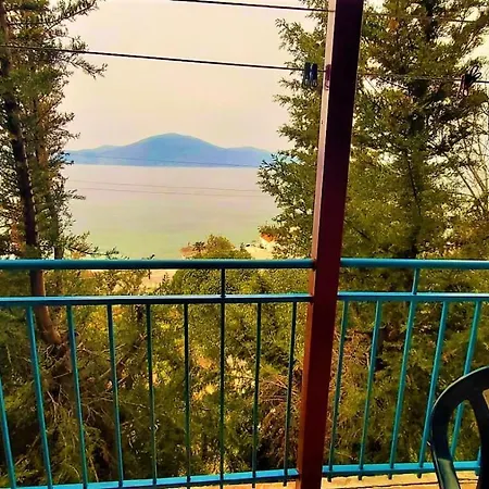 Ramo's Cozy Beachside Haven With Panoramic Views - 1st * Vlorë