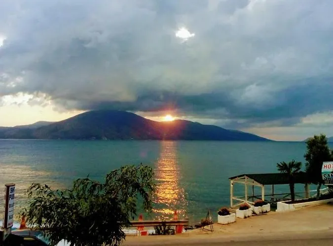 Ramo's Cozy Beachside Haven With Panoramic Views - 1st * Vlorë