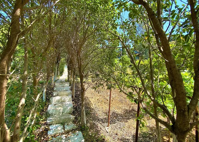 Ramo's Cozy Beachside Haven With Panoramic Views - 1st * Vlorë