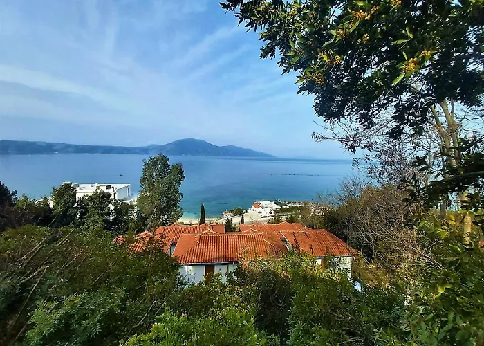 Ramo's Cozy Beachside Haven With Panoramic Views - 1st * Vlorë